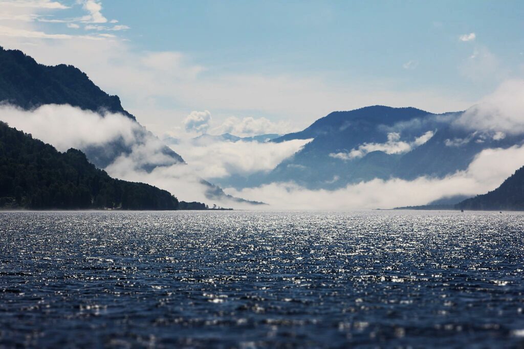 Телецкое озеро драгоценный кристалл в обрамлении гор Алтая